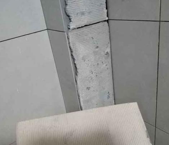 佛山瓷砖空鼓维修公司分享下厨房瓷砖脱落的补救措施。